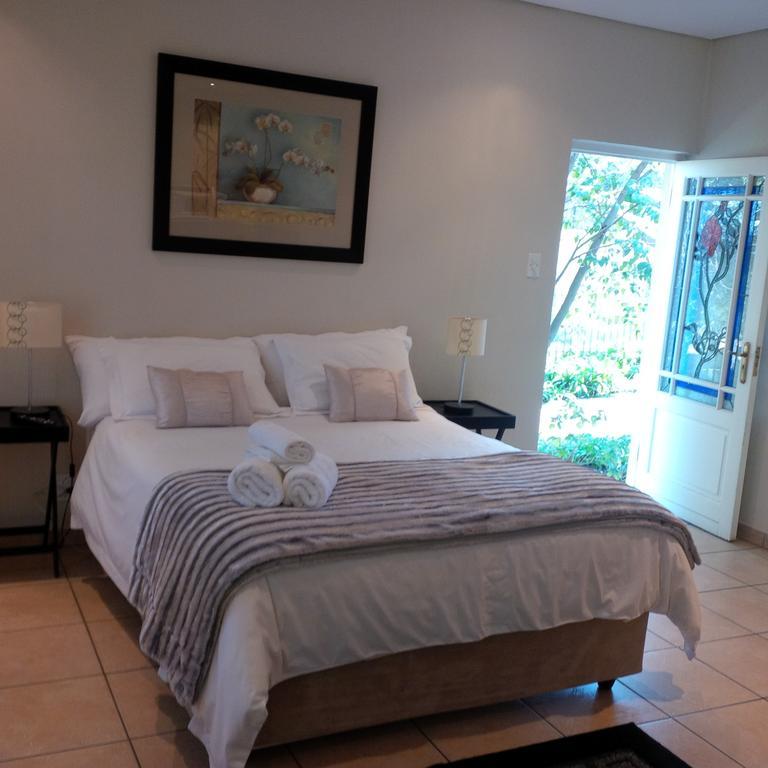 The Pecan Tree Guesthouse Сэндтон Номер фото