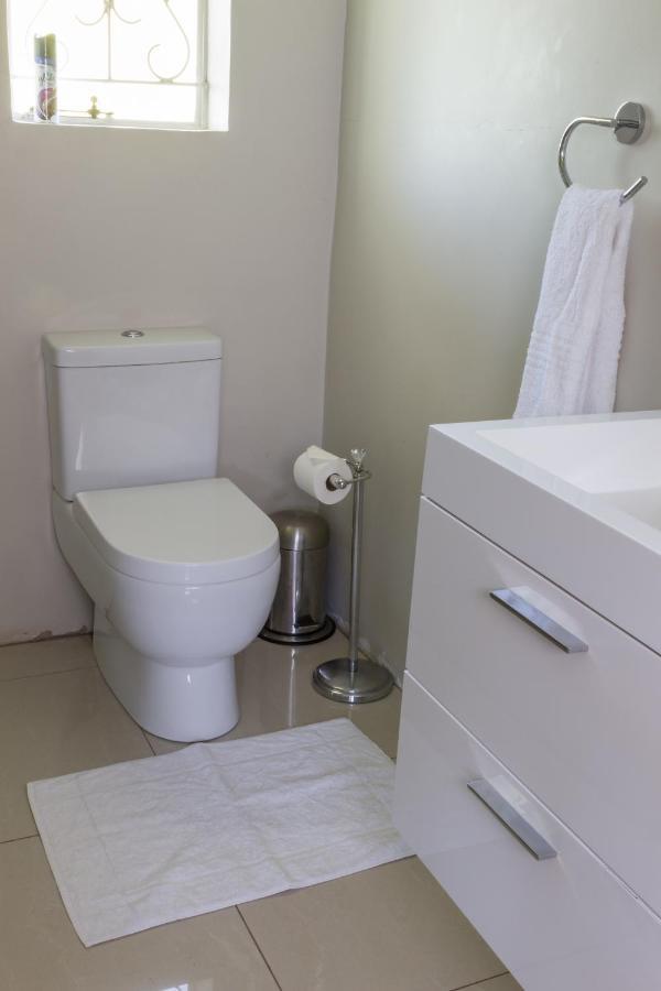 The Pecan Tree Guesthouse Сэндтон Экстерьер фото